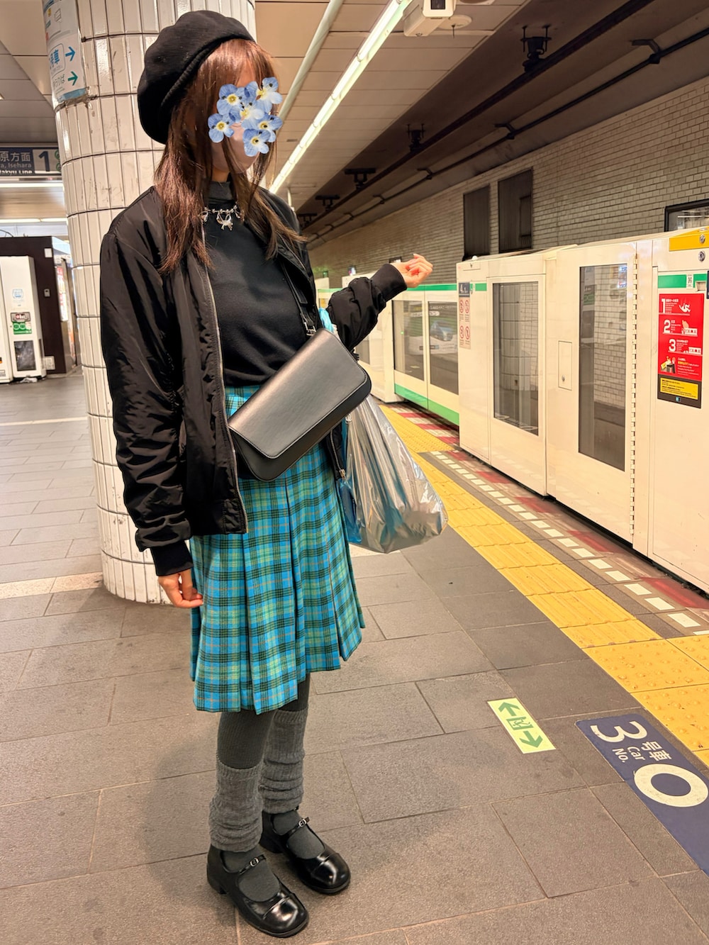 ブラック系のボディバッグ/ウエストポーチ、シルバー系のチョーカーを着用したレディースの冬コーディネートの2枚目の写真