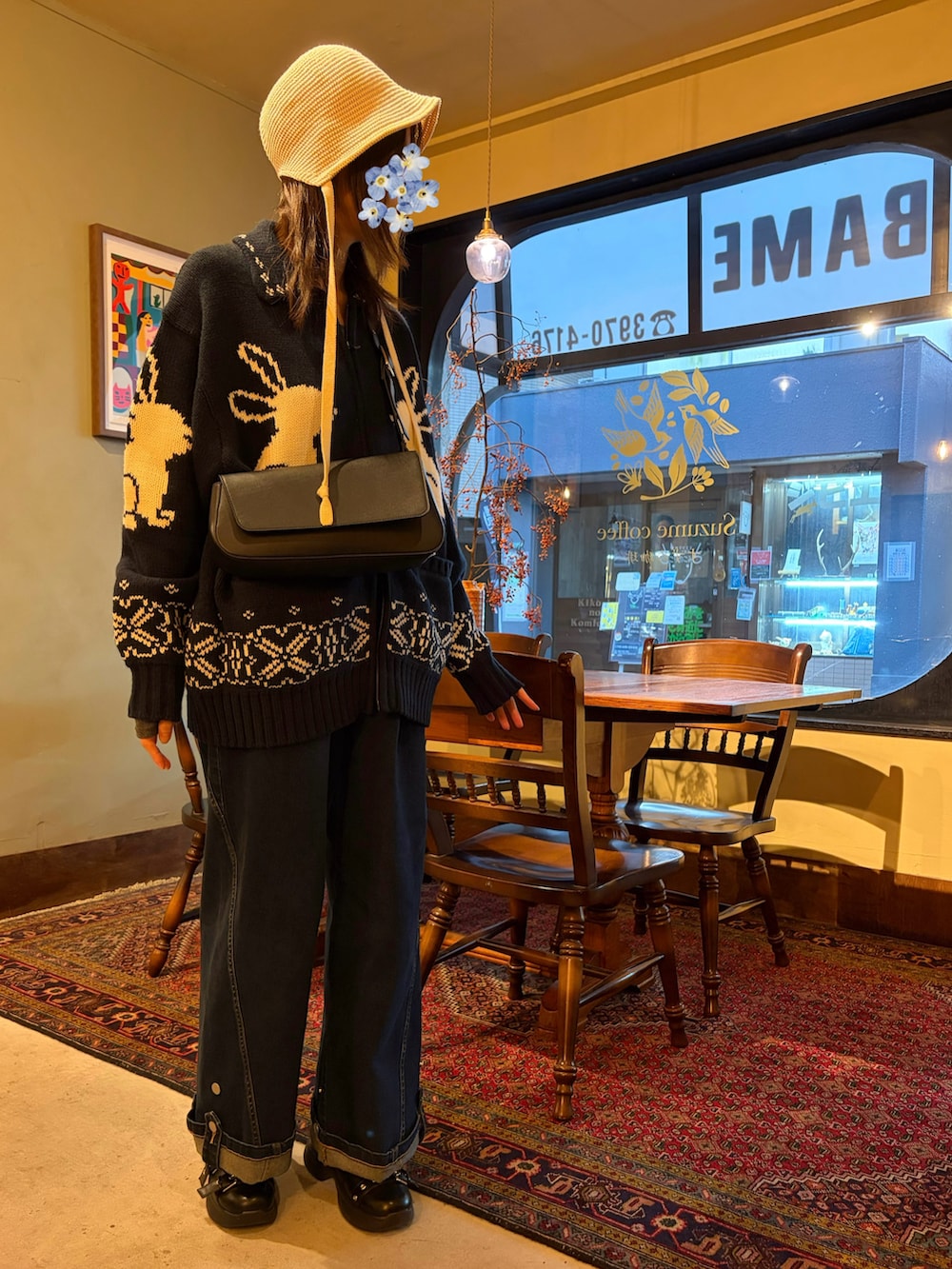 ホワイト系のハットを着用したレディースの冬コーディネートの2枚目の写真