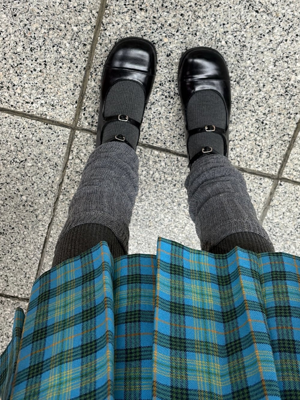 ブラック系のボディバッグ/ウエストポーチ、シルバー系のチョーカーを着用したレディースの冬コーディネートの3枚目の写真