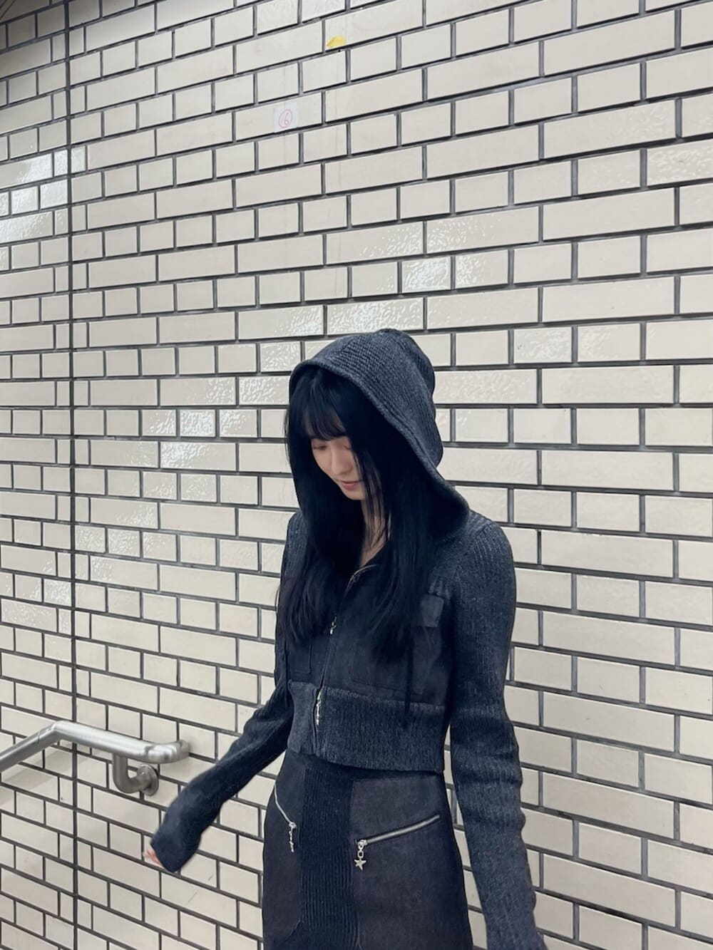 ブラック系のブーツ、ブラック系のニット/セーター、ブラック系のワンピースを着用したレディースの春コーディネートの4枚目の写真