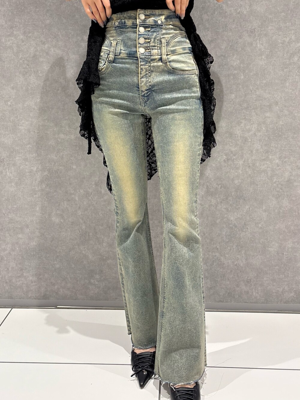 ブラック系のワンピース、ホワイト系のTシャツ/カットソー、ブルー系のデニムパンツを着用したレディースの夏コーディネートの6枚目の写真