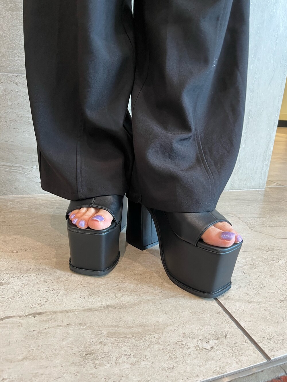 ブラック系のつなぎ/オールインワン、シルバー系のハンドバッグ、ブラック系のサンダルを着用したレディースの夏コーディネートの8枚目の写真