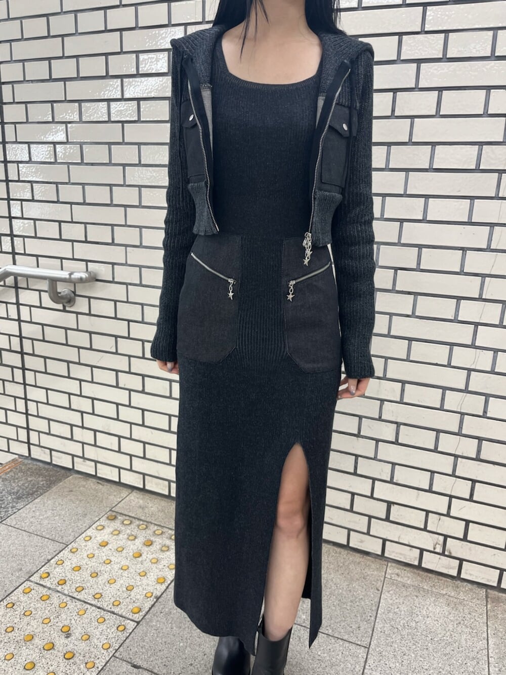 ブラック系のブーツ、ブラック系のニット/セーター、ブラック系のワンピースを着用したレディースの春コーディネートの6枚目の写真