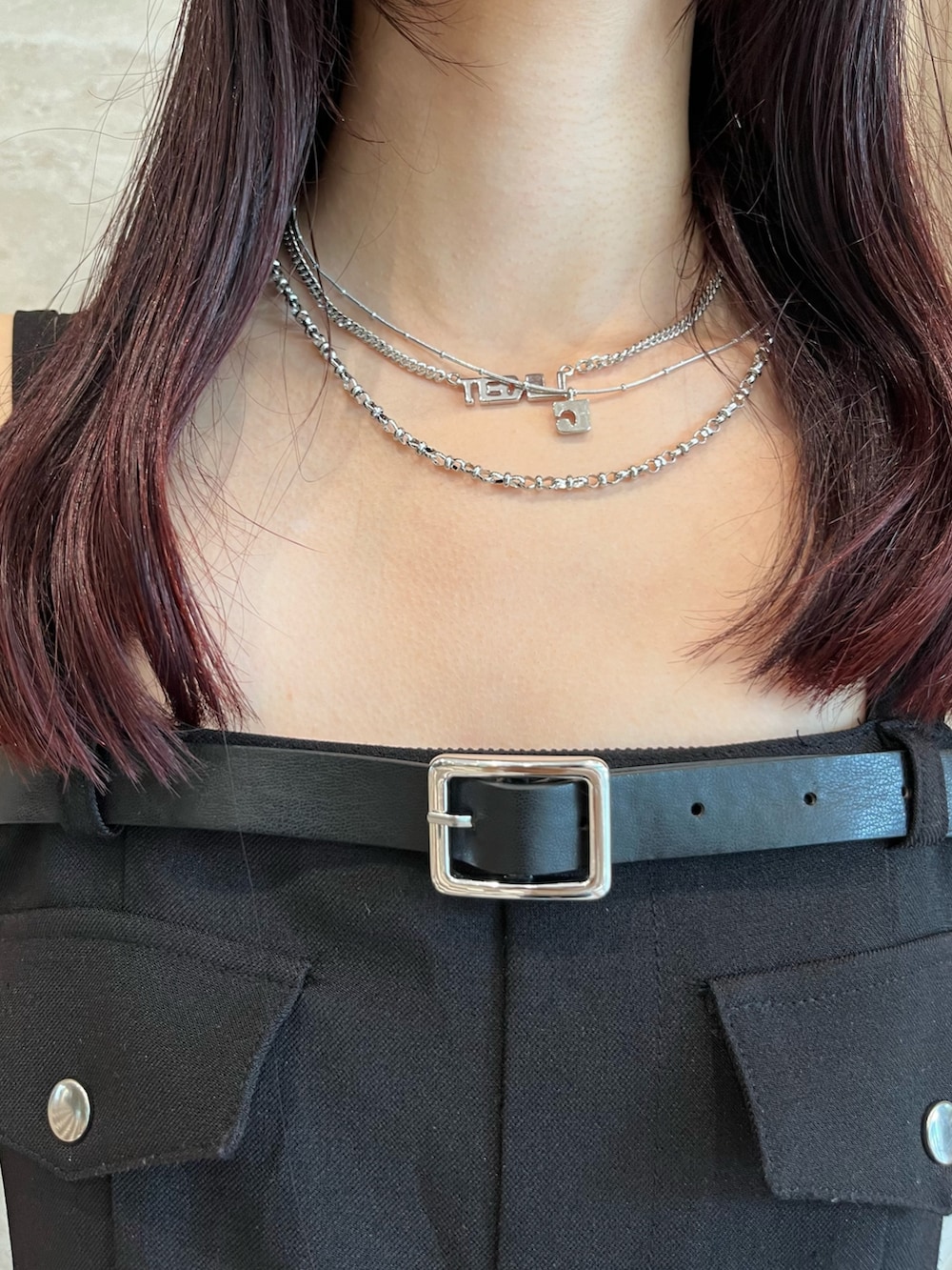 ブラック系のつなぎ/オールインワン、シルバー系のハンドバッグ、ブラック系のサンダルを着用したレディースの夏コーディネートの5枚目の写真