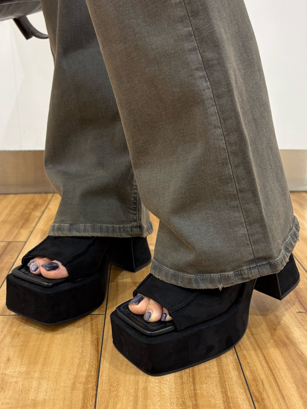 ブルー系のTシャツ/カットソー、グレー系のデニムパンツ、ブラック系のサンダルを着用したレディースの夏コーディネートの6枚目の写真