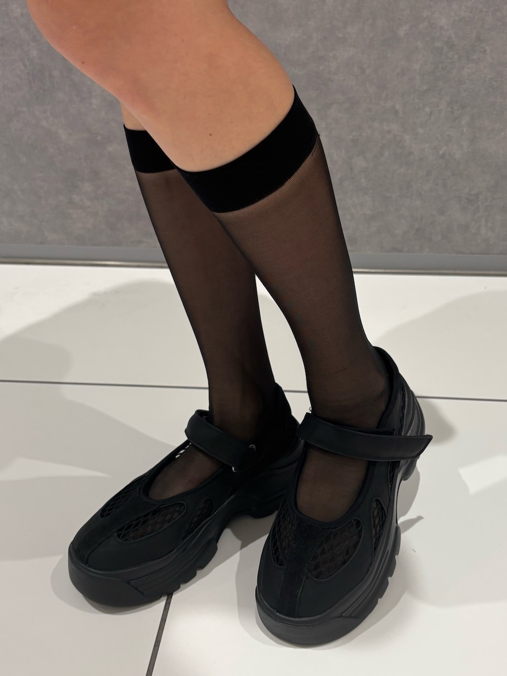 グレー系のTシャツ/カットソー、グレー系のスカート、ブラック系のスニーカーを着用したレディースの夏コーディネートの6枚目の写真