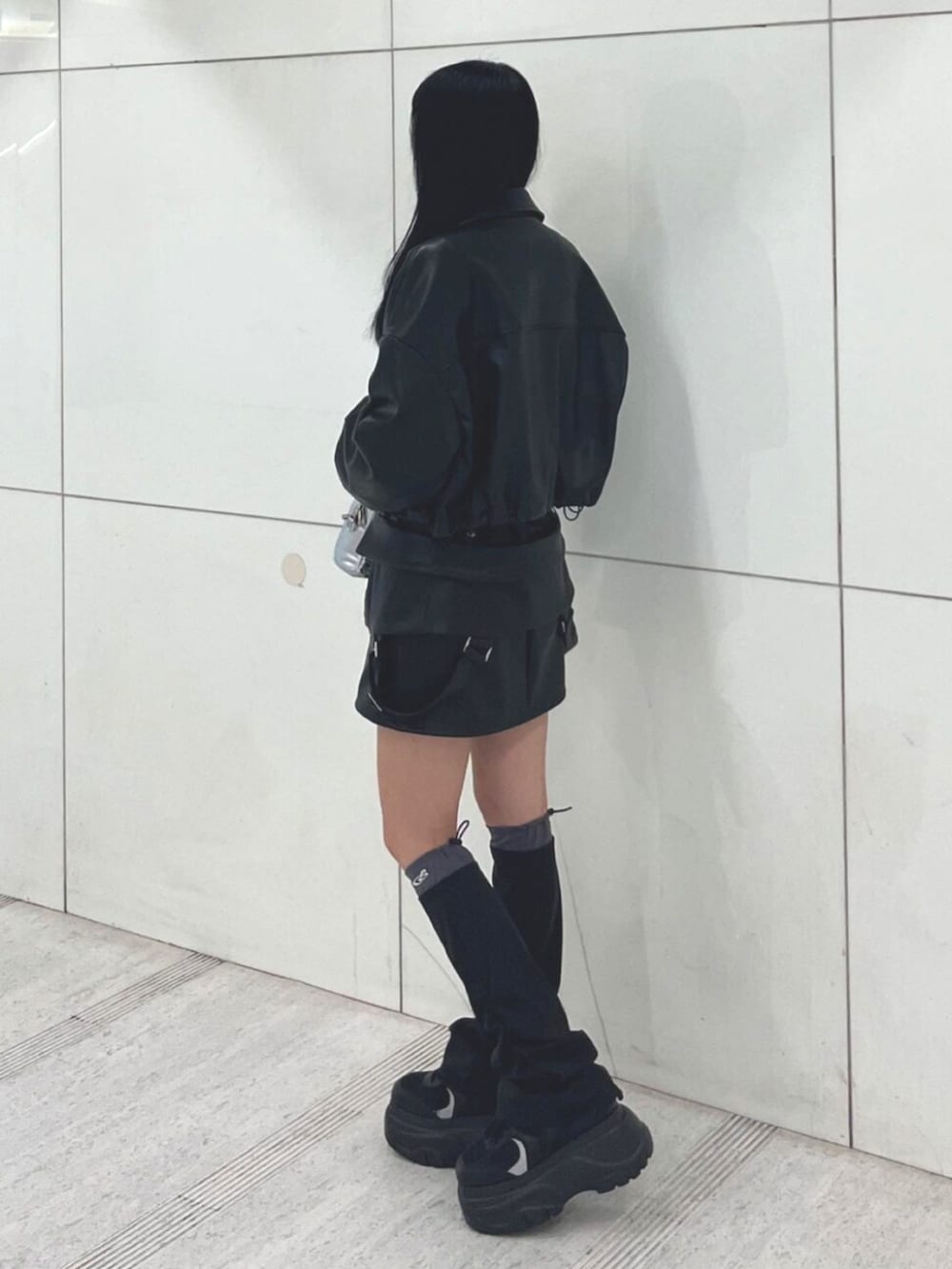 ブラック系のブルゾン、ブラック系のスカート、ブラック系のスニーカーを着用したレディースの春コーディネートの2枚目の写真