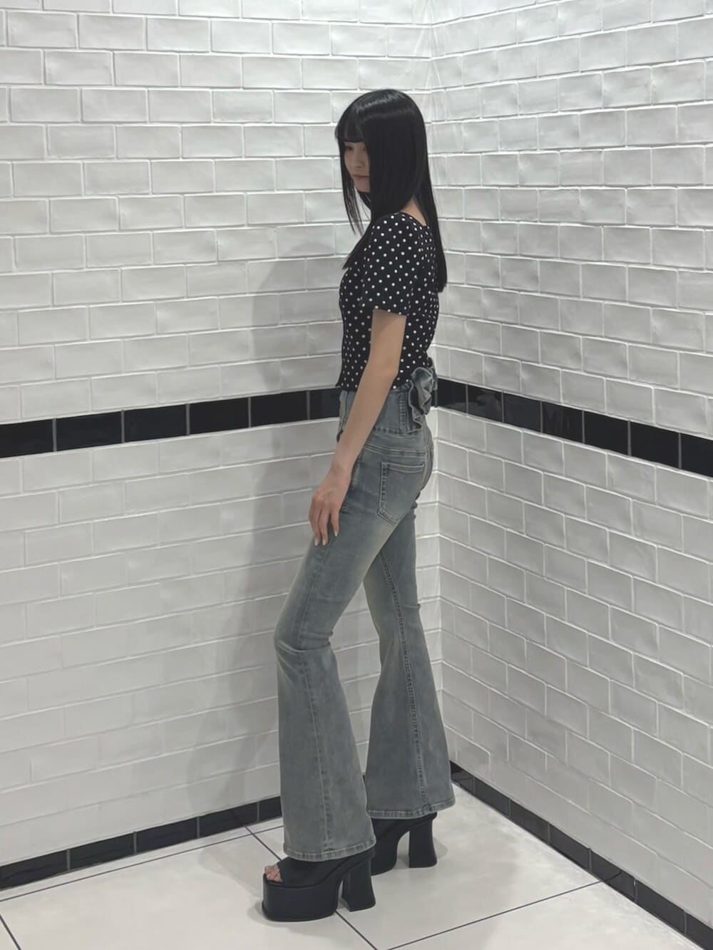 その他のTシャツ/カットソー、ブルー系のデニムパンツ、ブラック系のサンダルを着用したレディースの夏コーディネートの2枚目の写真