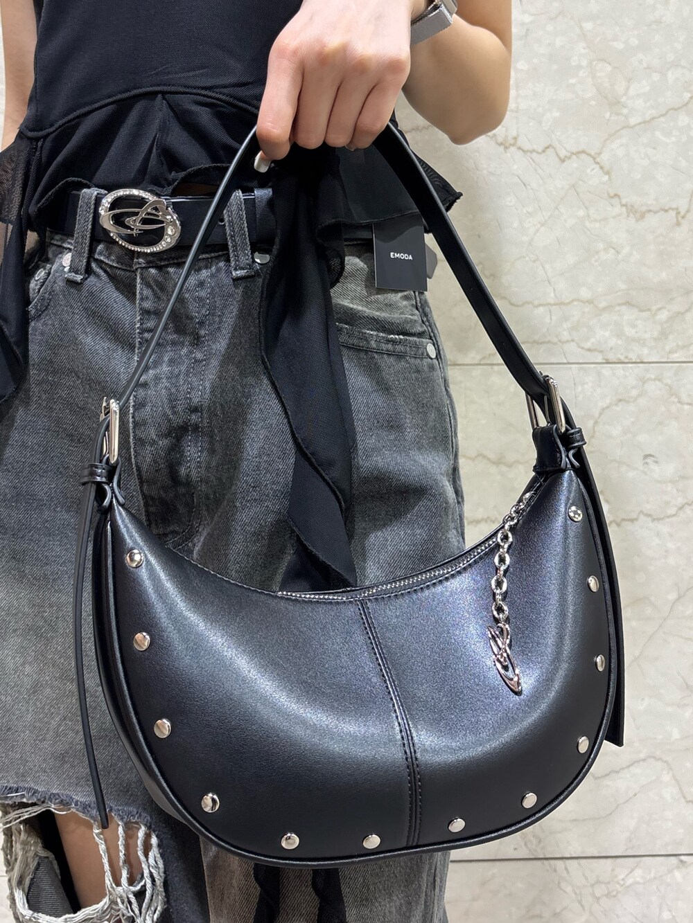 ブラック系のTシャツ/カットソー、ブラック系のニット/セーター、ブラック系のデニムパンツを着用したレディースの春コーディネートの7枚目の写真