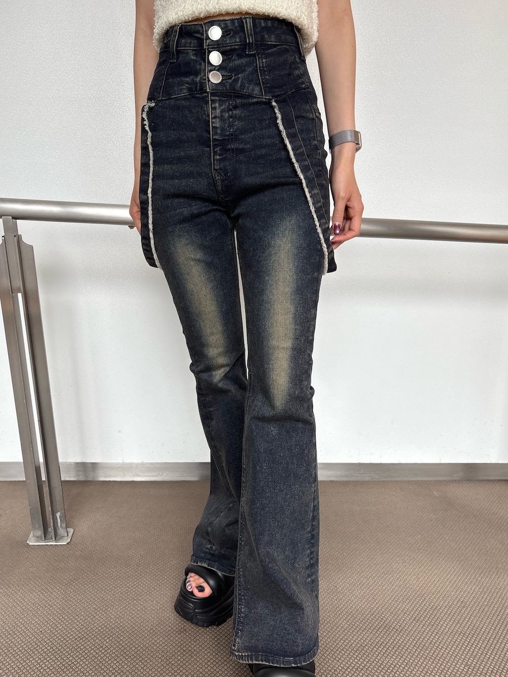 ブルー系のデニムパンツ、ホワイト系のニット/セーター、ブラック系のサンダルを着用したレディースの夏コーディネートの5枚目の写真