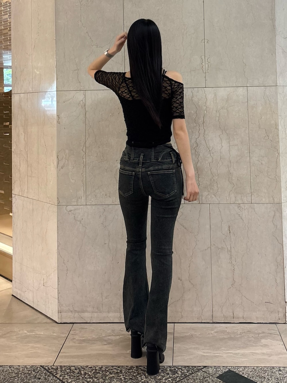 ブラック系のTシャツ/カットソー、ブルー系のデニムパンツ、ブラック系のサンダルを着用したレディースの夏コーディネートの3枚目の写真