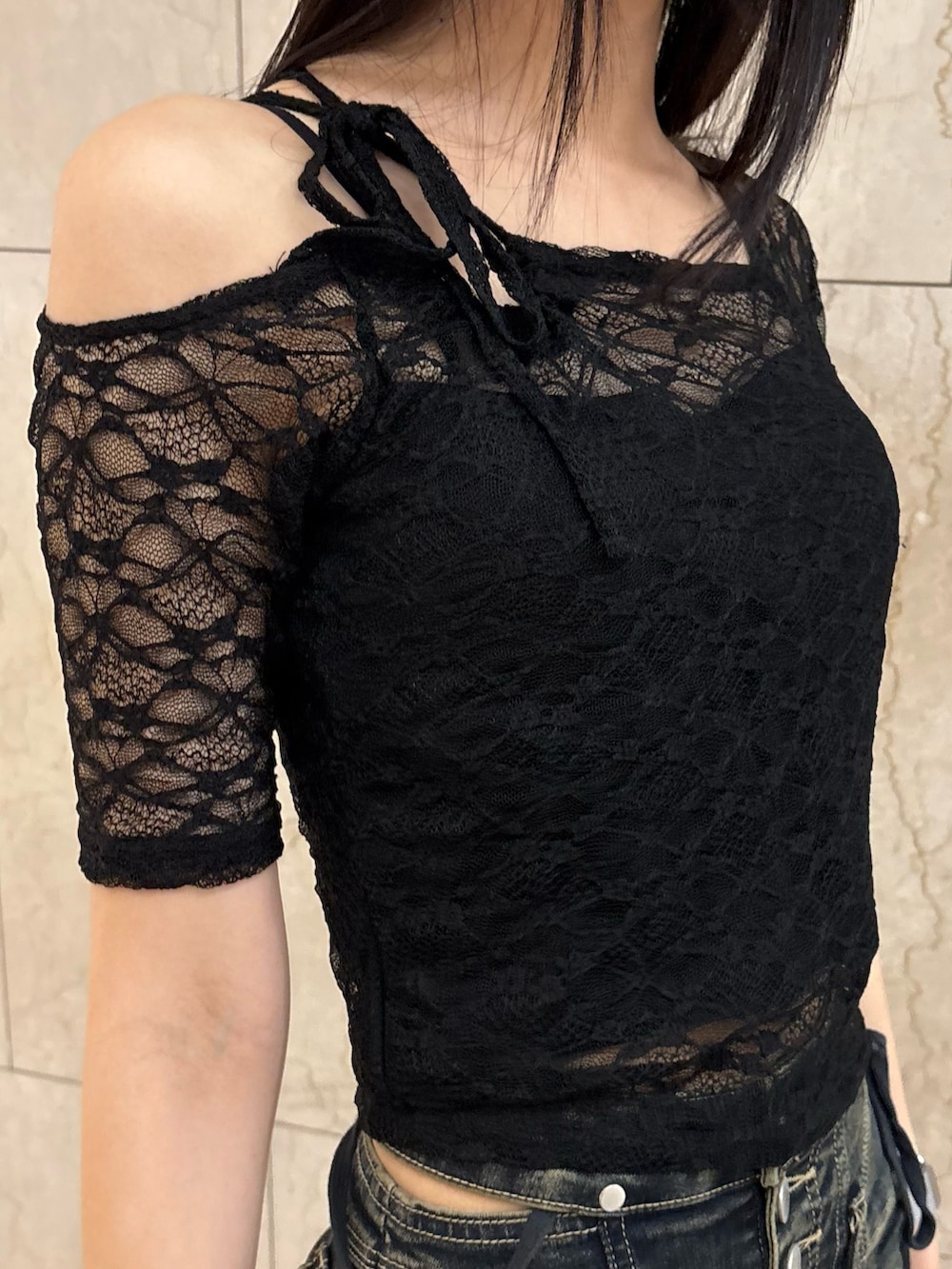 ブラック系のTシャツ/カットソー、ブルー系のデニムパンツ、ブラック系のサンダルを着用したレディースの夏コーディネートの4枚目の写真