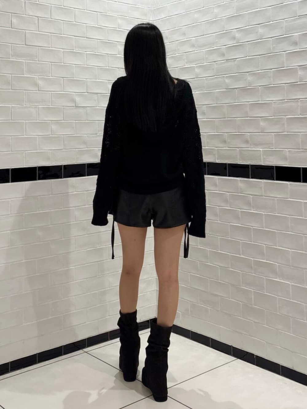 ブラック系のパーカー、ブラック系のその他パンツ、ブラック系のサンダルを着用したレディースの春コーディネートの3枚目の写真