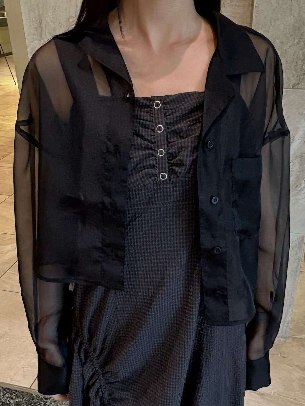 グレー系のワンピース、ブラック系のシャツ/ブラウス、ブラウン系のサンダルを着用したレディースの夏コーディネートの5枚目の写真