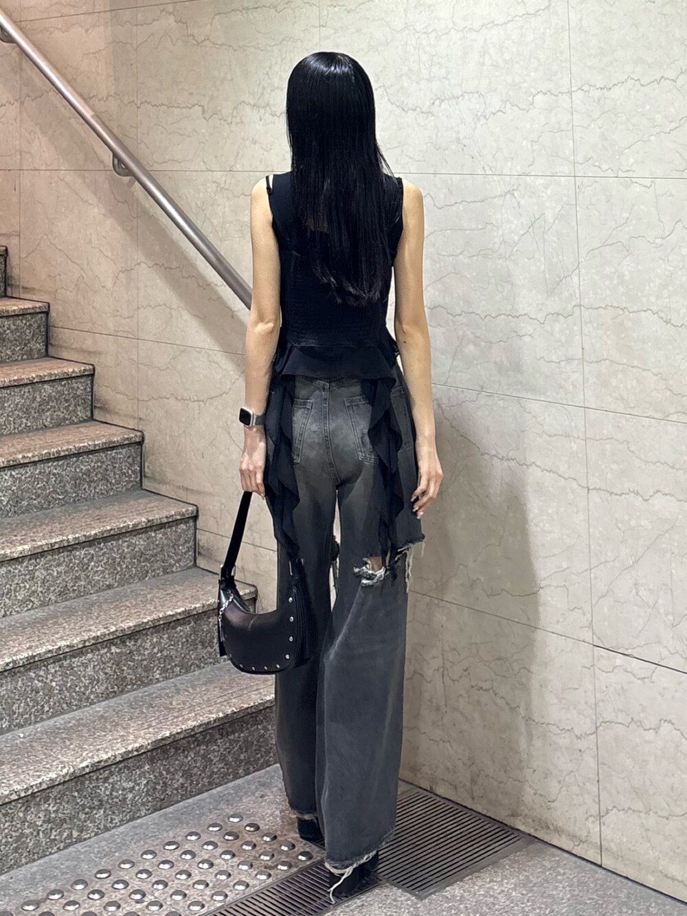 ブラック系のTシャツ/カットソー、ブラック系のニット/セーター、ブラック系のデニムパンツを着用したレディースの春コーディネートの3枚目の写真