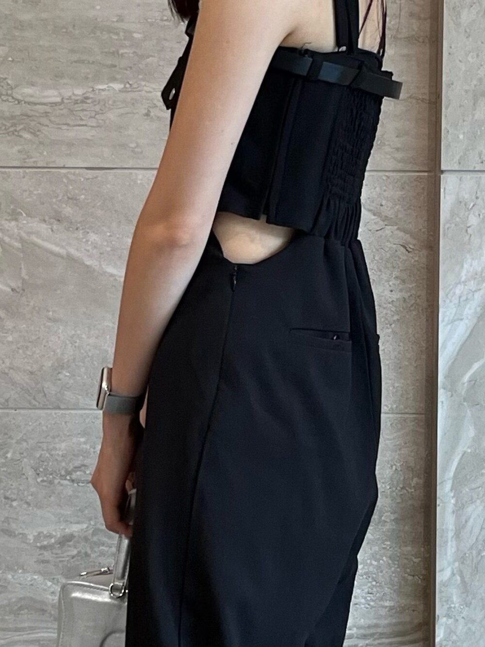 ブラック系のつなぎ/オールインワン、シルバー系のハンドバッグ、ブラック系のサンダルを着用したレディースの夏コーディネートの7枚目の写真