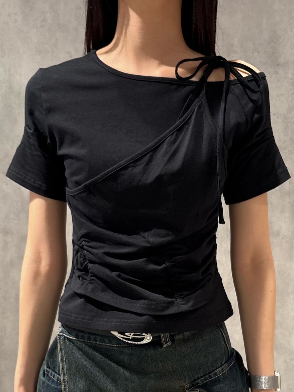 ブラック系のTシャツ/カットソー、ブルー系のその他パンツ、ブラック系のスニーカーを着用したレディースの春コーディネートの4枚目の写真