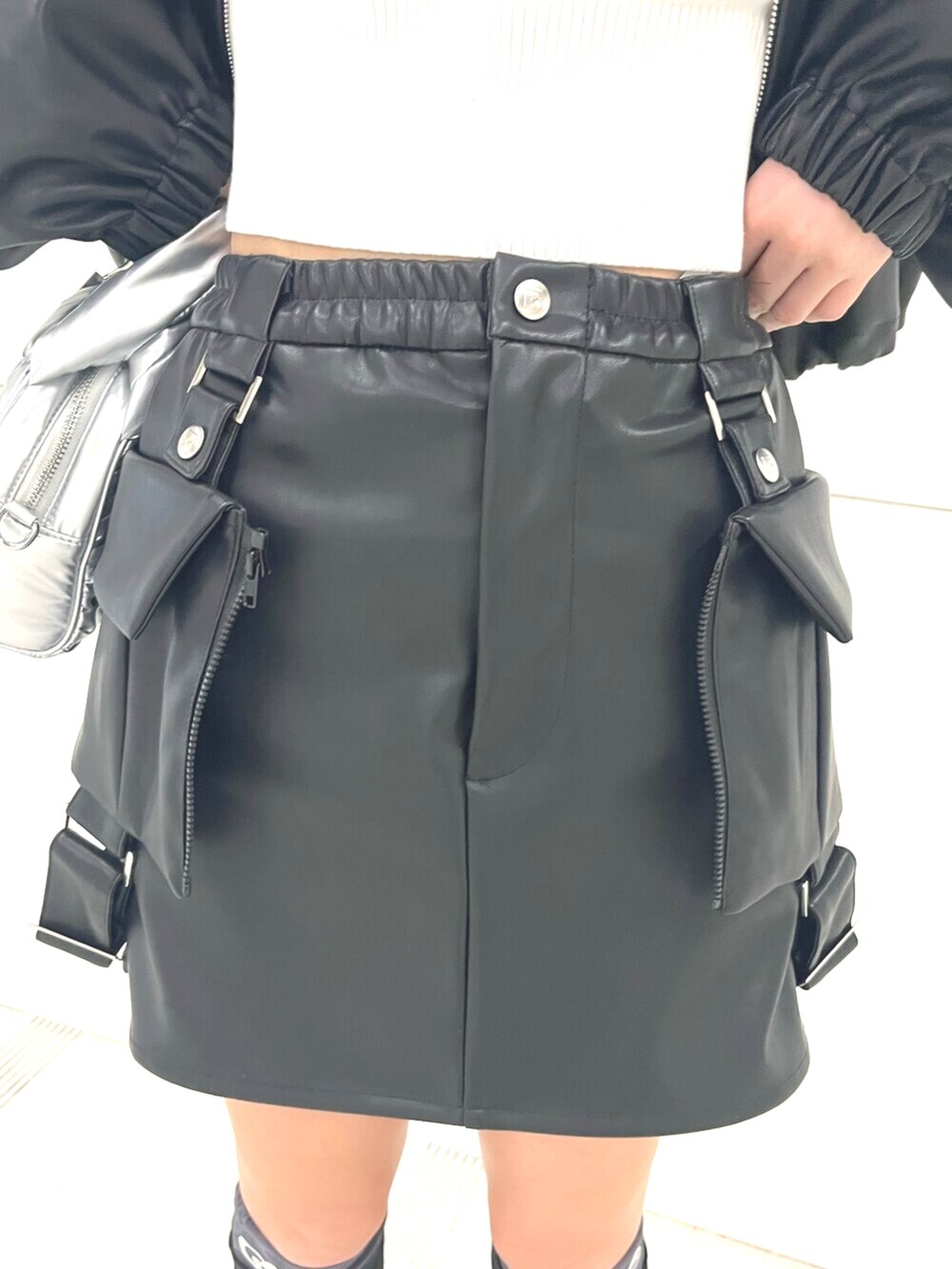 ブラック系のブルゾン、ブラック系のスカート、ブラック系のスニーカーを着用したレディースの春コーディネートの6枚目の写真