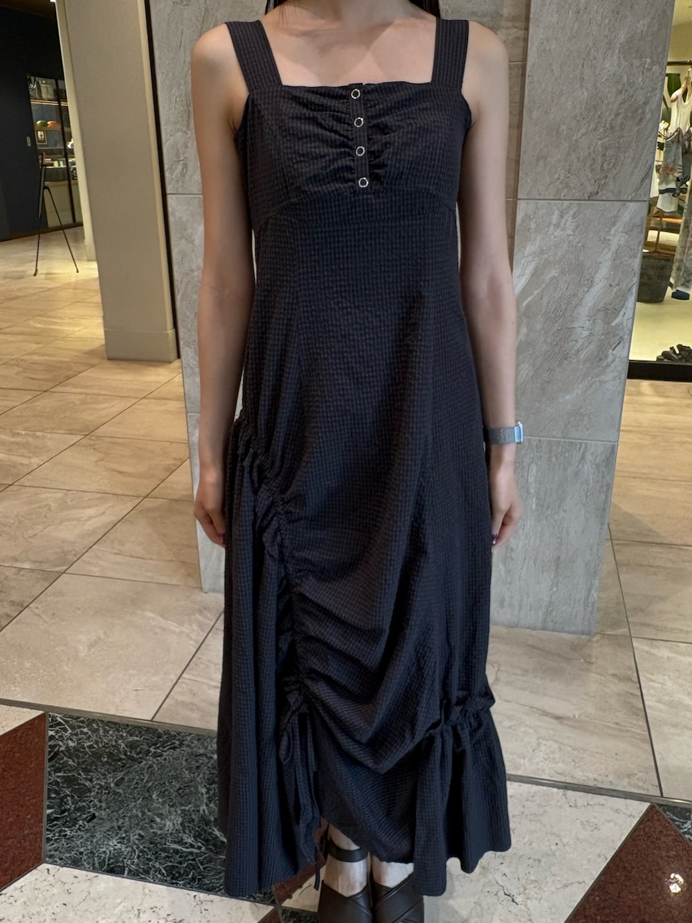 グレー系のワンピース、ブラック系のシャツ/ブラウス、ブラウン系のサンダルを着用したレディースの夏コーディネートの6枚目の写真