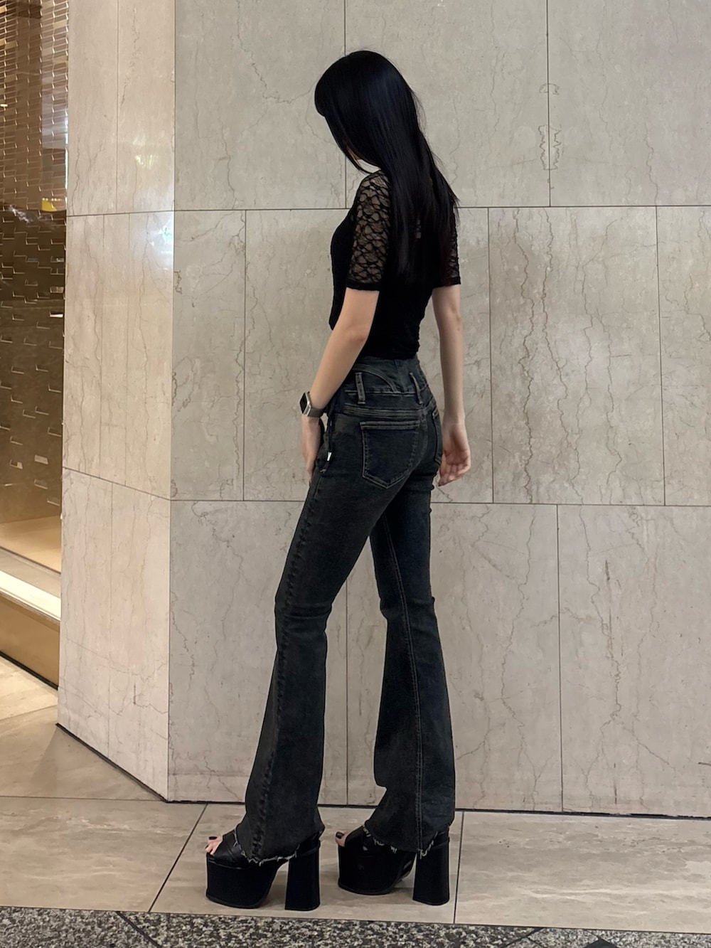 ブラック系のTシャツ/カットソー、ブルー系のデニムパンツ、ブラック系のサンダルを着用したレディースの夏コーディネートの2枚目の写真