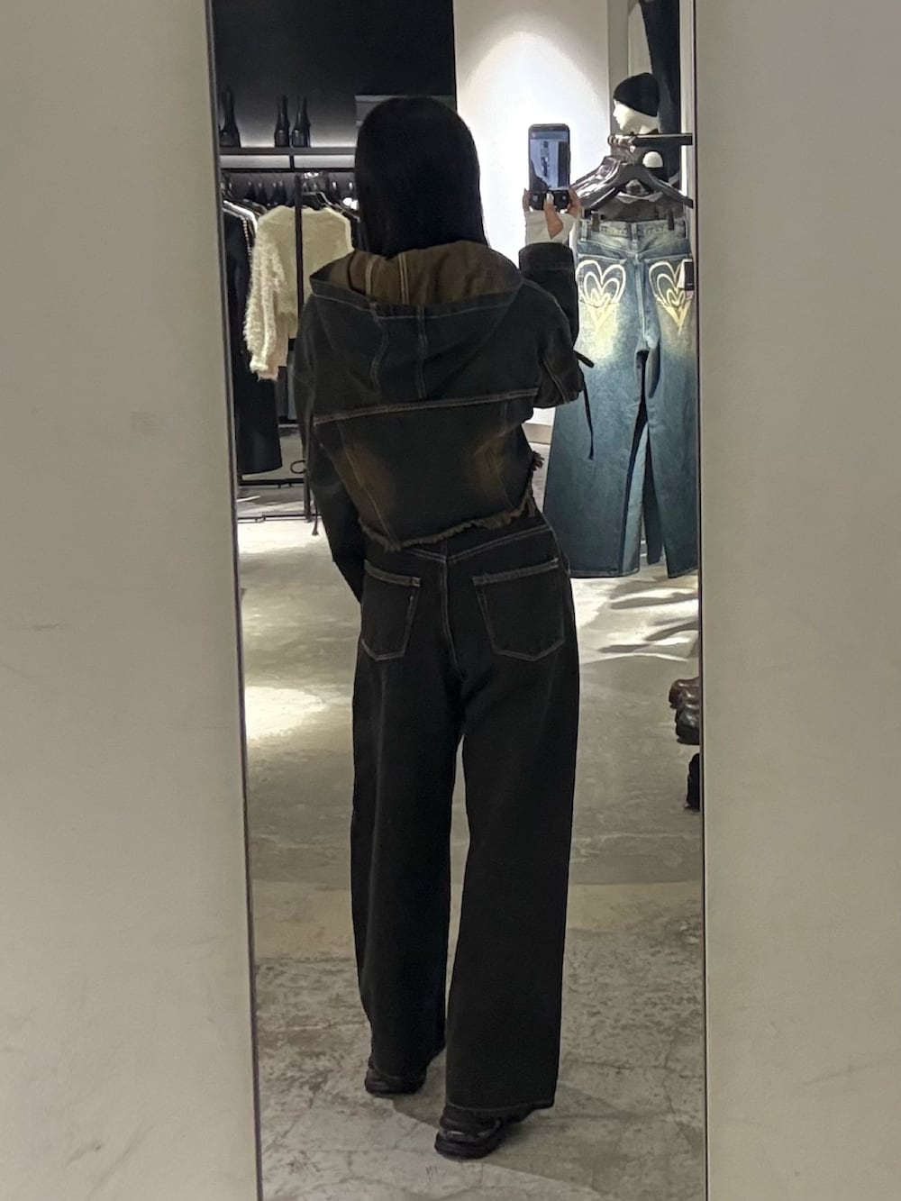 ブルー系のデニムジャケット、ホワイト系のTシャツ/カットソー、ブルー系のデニムパンツを着用したレディースの冬コーディネートの3枚目の写真