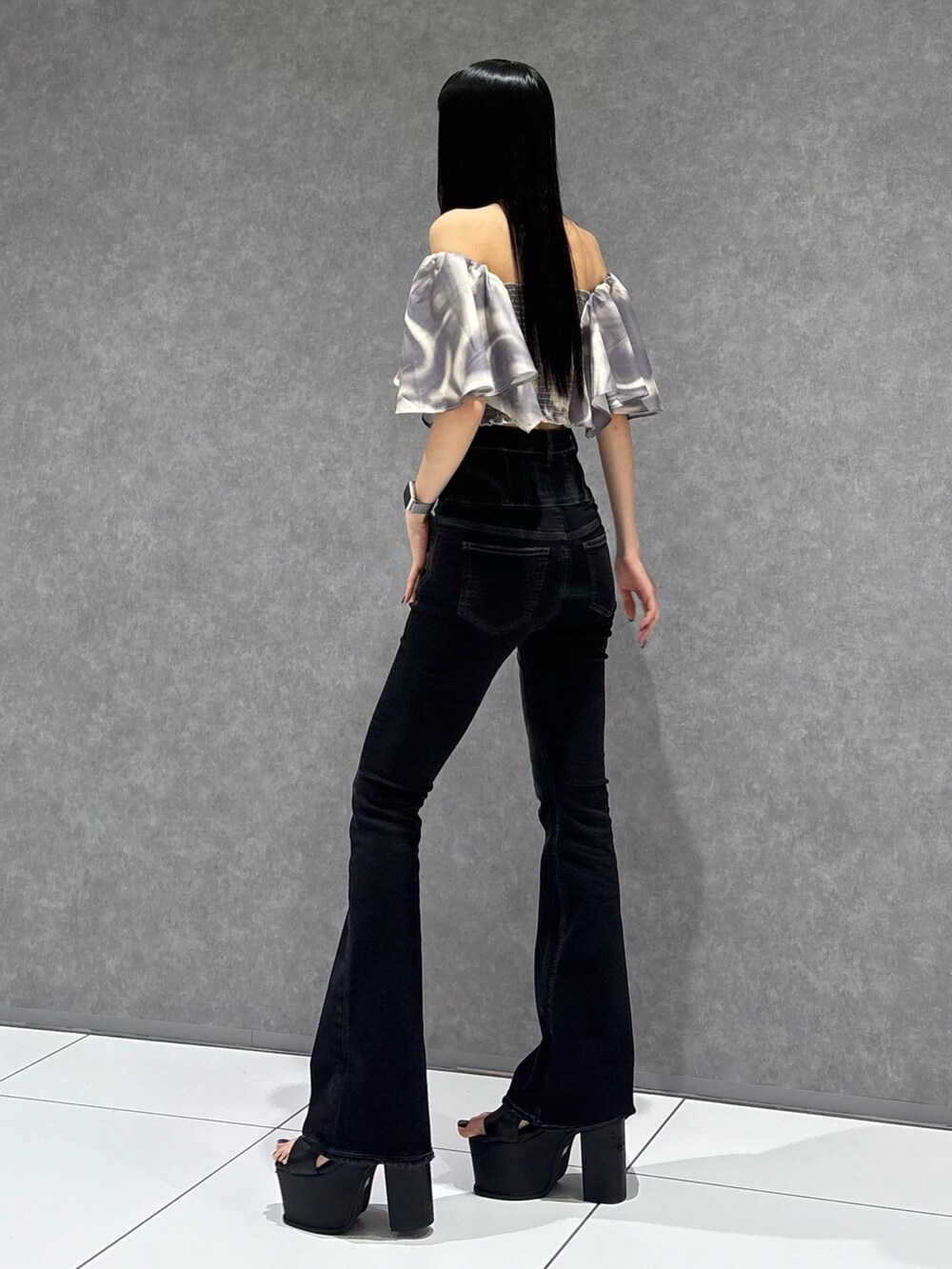 ベージュ系のTシャツ/カットソー、ブラック系のデニムパンツ、ブラック系のサンダルを着用したレディースの夏コーディネートの2枚目の写真