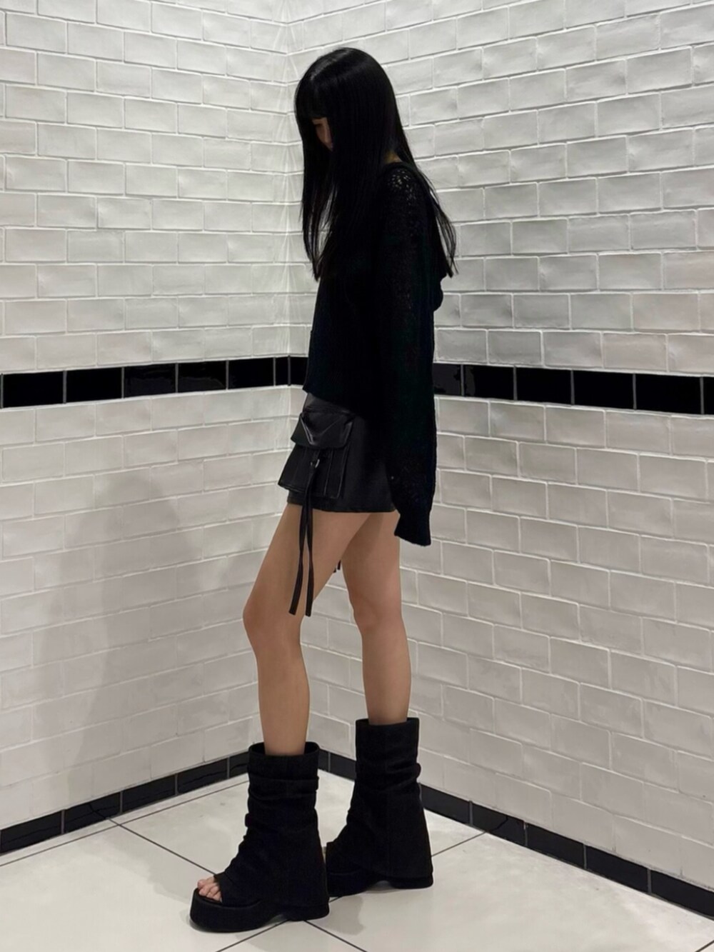 ブラック系のパーカー、ブラック系のその他パンツ、ブラック系のサンダルを着用したレディースの春コーディネートの2枚目の写真