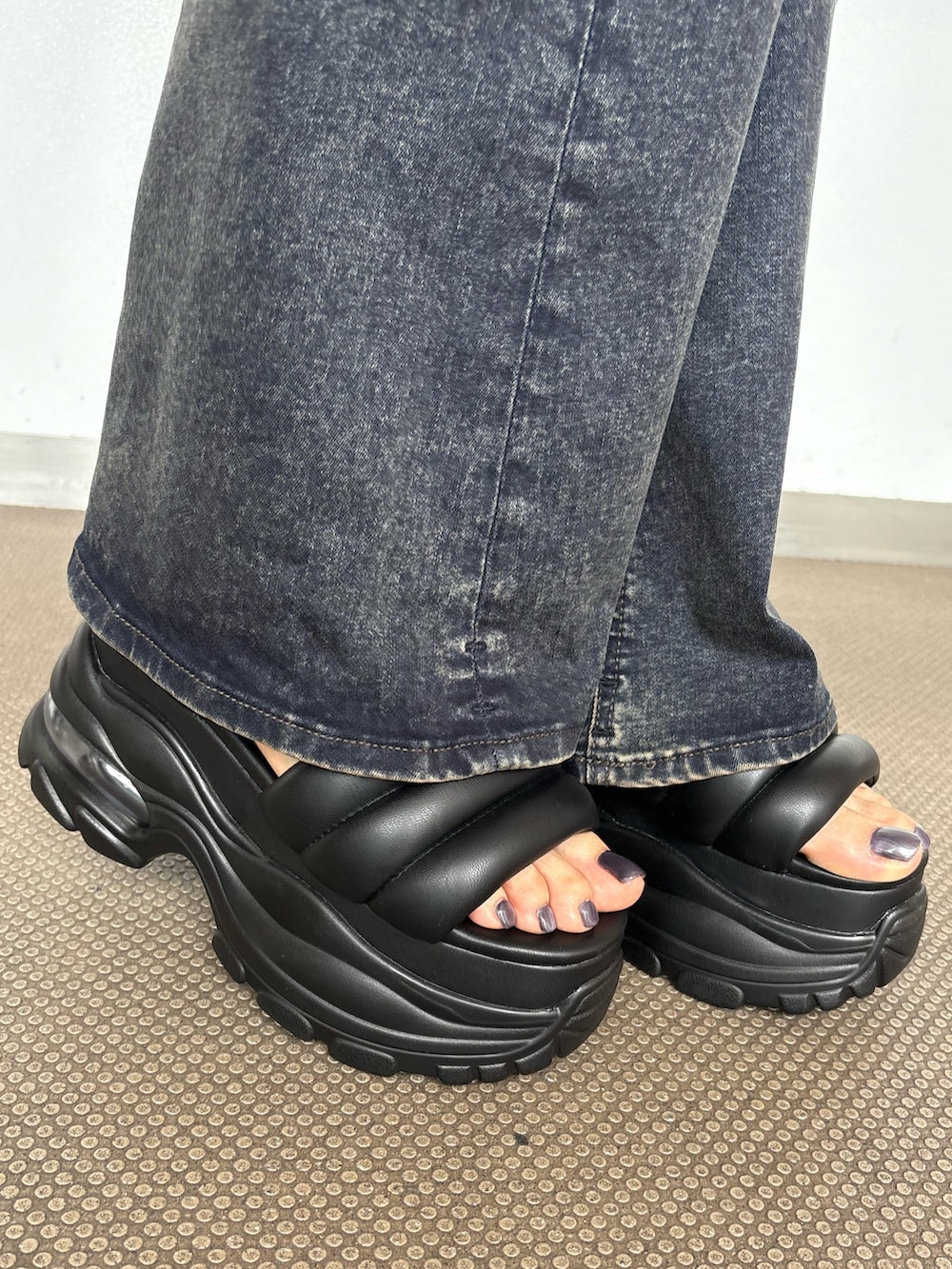 ブルー系のデニムパンツ、ホワイト系のニット/セーター、ブラック系のサンダルを着用したレディースの夏コーディネートの7枚目の写真