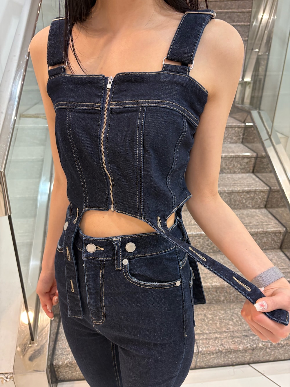 ブラック系のサンダル、ブルー系のサロペット/オーバーオール、ホワイト系のシャツ/ブラウスを着用したレディースの春コーディネートの7枚目の写真