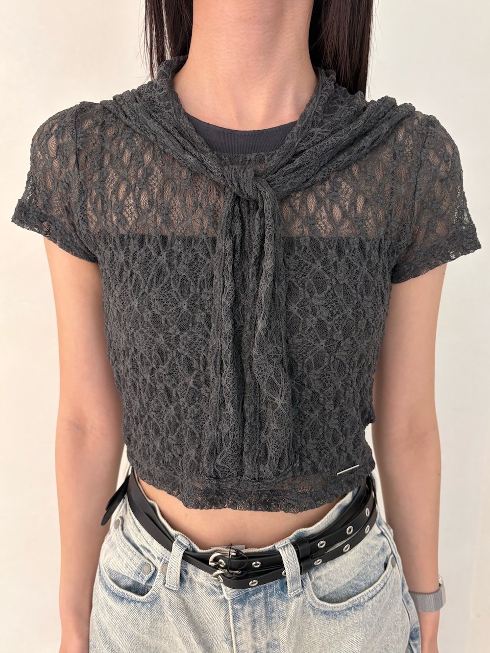 グレー系のTシャツ/カットソー、ブルー系のデニムパンツ、ブラック系のスニーカーを着用したレディースの夏コーディネートの4枚目の写真