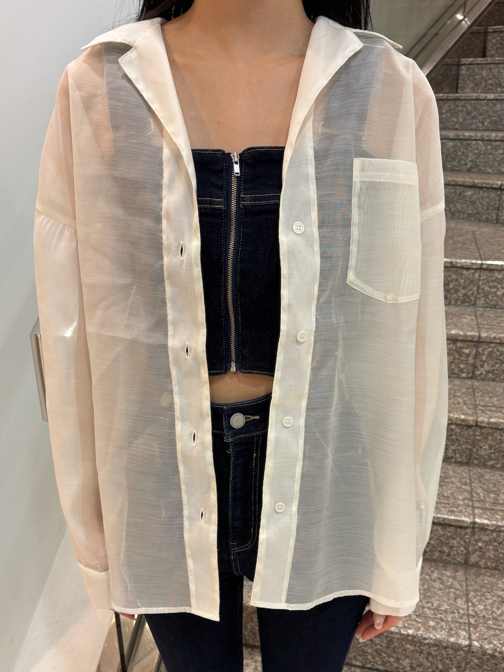 ブラック系のサンダル、ブルー系のサロペット/オーバーオール、ホワイト系のシャツ/ブラウスを着用したレディースの春コーディネートの5枚目の写真