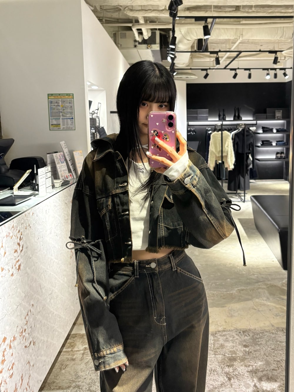 ブルー系のデニムジャケット、ホワイト系のTシャツ/カットソー、ブルー系のデニムパンツを着用したレディースの冬コーディネートの4枚目の写真