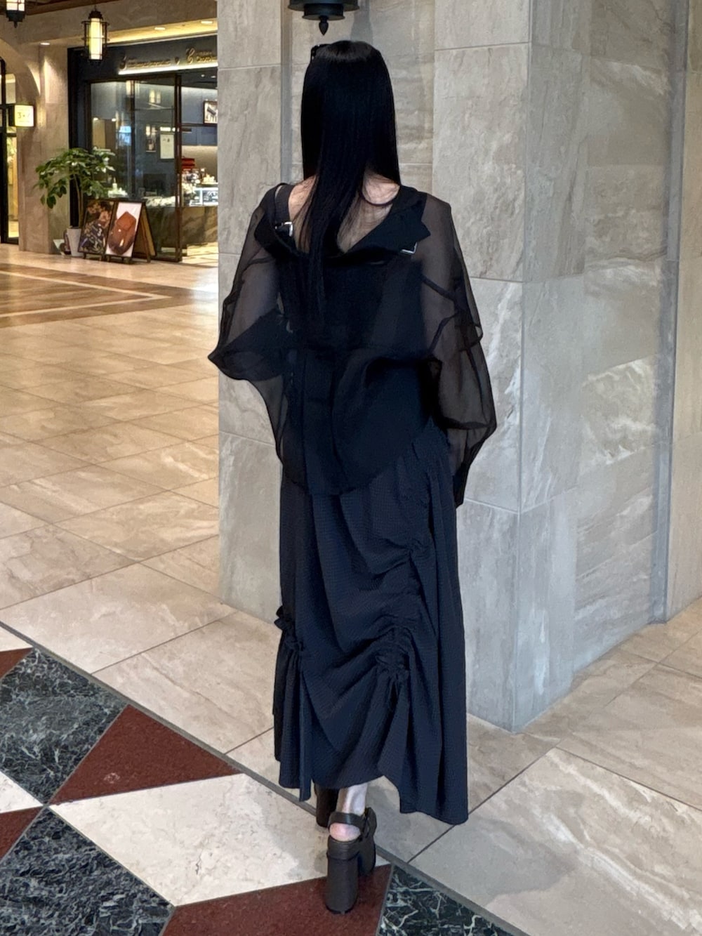 グレー系のワンピース、ブラック系のシャツ/ブラウス、ブラウン系のサンダルを着用したレディースの夏コーディネートの3枚目の写真