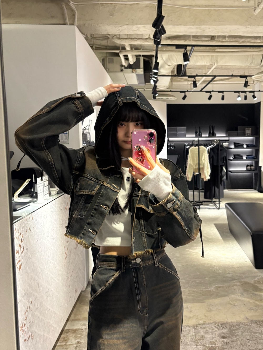 ブルー系のデニムジャケット、ホワイト系のTシャツ/カットソー、ブルー系のデニムパンツを着用したレディースの冬コーディネートの5枚目の写真