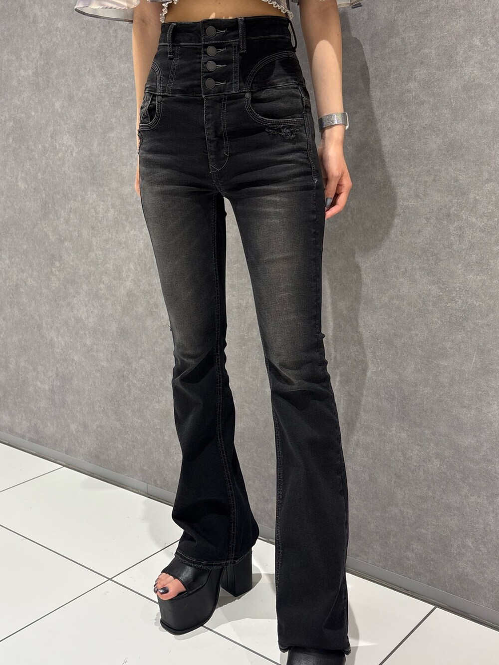 ベージュ系のTシャツ/カットソー、ブラック系のデニムパンツ、ブラック系のサンダルを着用したレディースの夏コーディネートの6枚目の写真