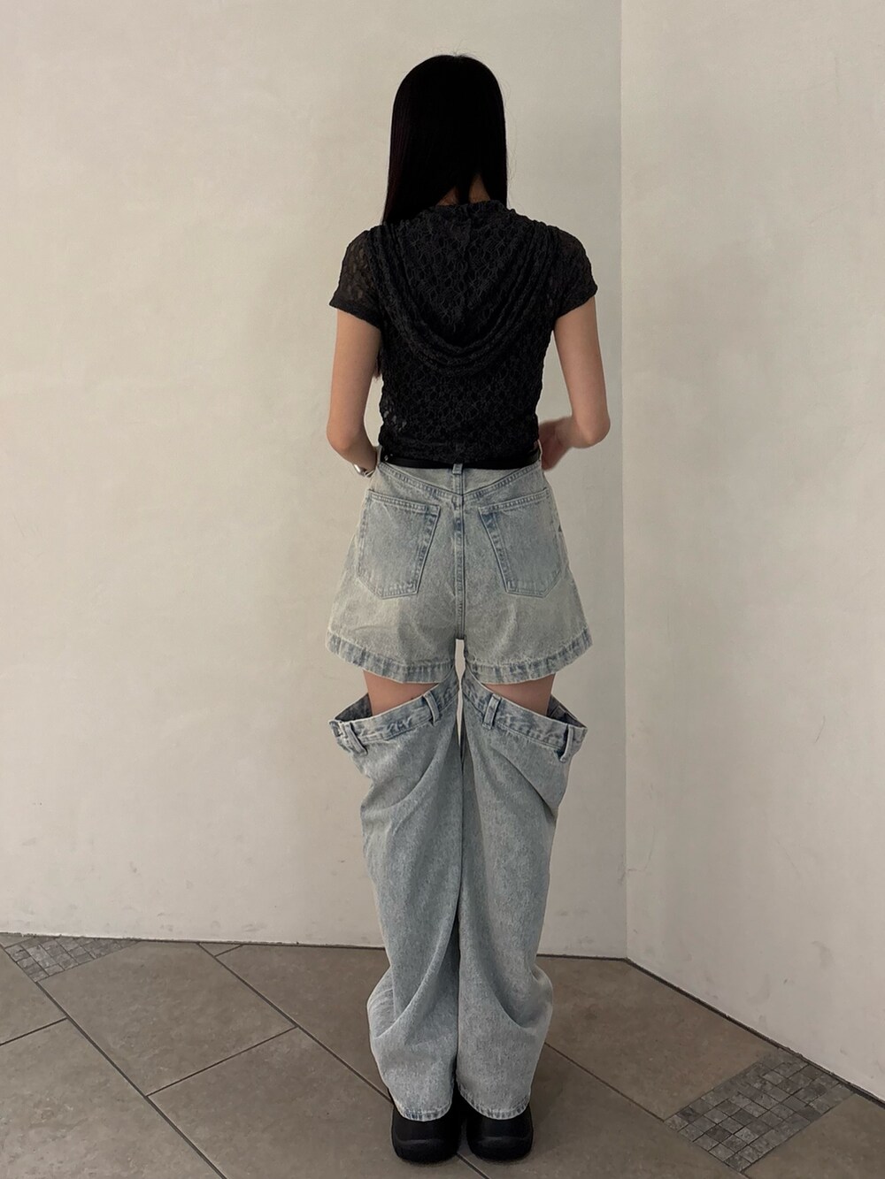 グレー系のTシャツ/カットソー、ブルー系のデニムパンツ、ブラック系のスニーカーを着用したレディースの夏コーディネートの3枚目の写真