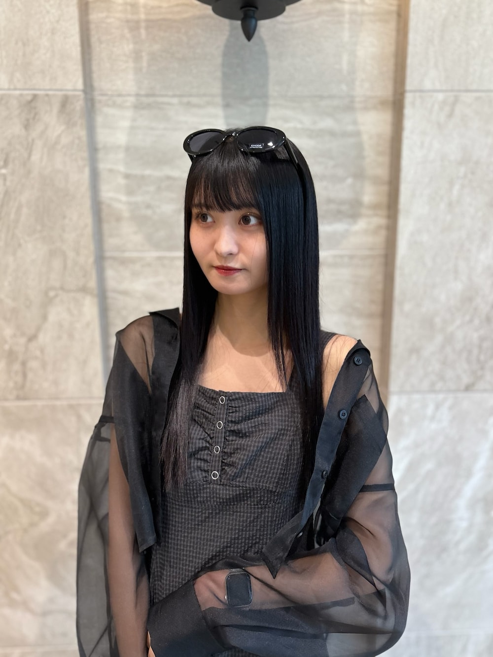 グレー系のワンピース、ブラック系のシャツ/ブラウス、ブラウン系のサンダルを着用したレディースの夏コーディネートの4枚目の写真