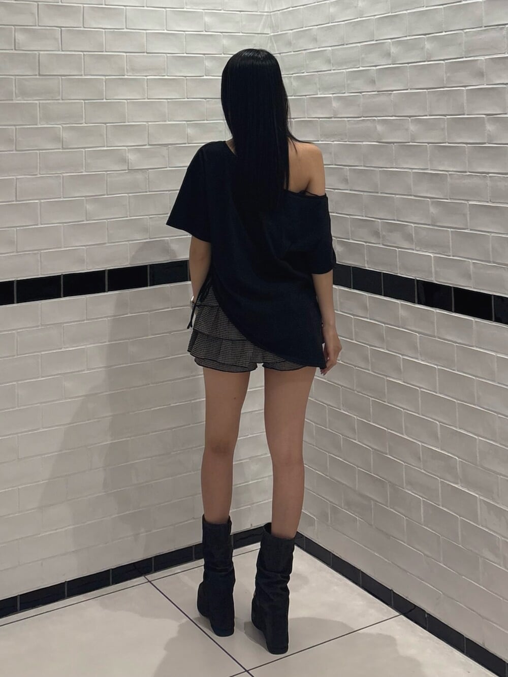 ブラック系のTシャツ/カットソー、グレー系のタンクトップ、その他のスカートを着用したレディースの夏コーディネートの3枚目の写真