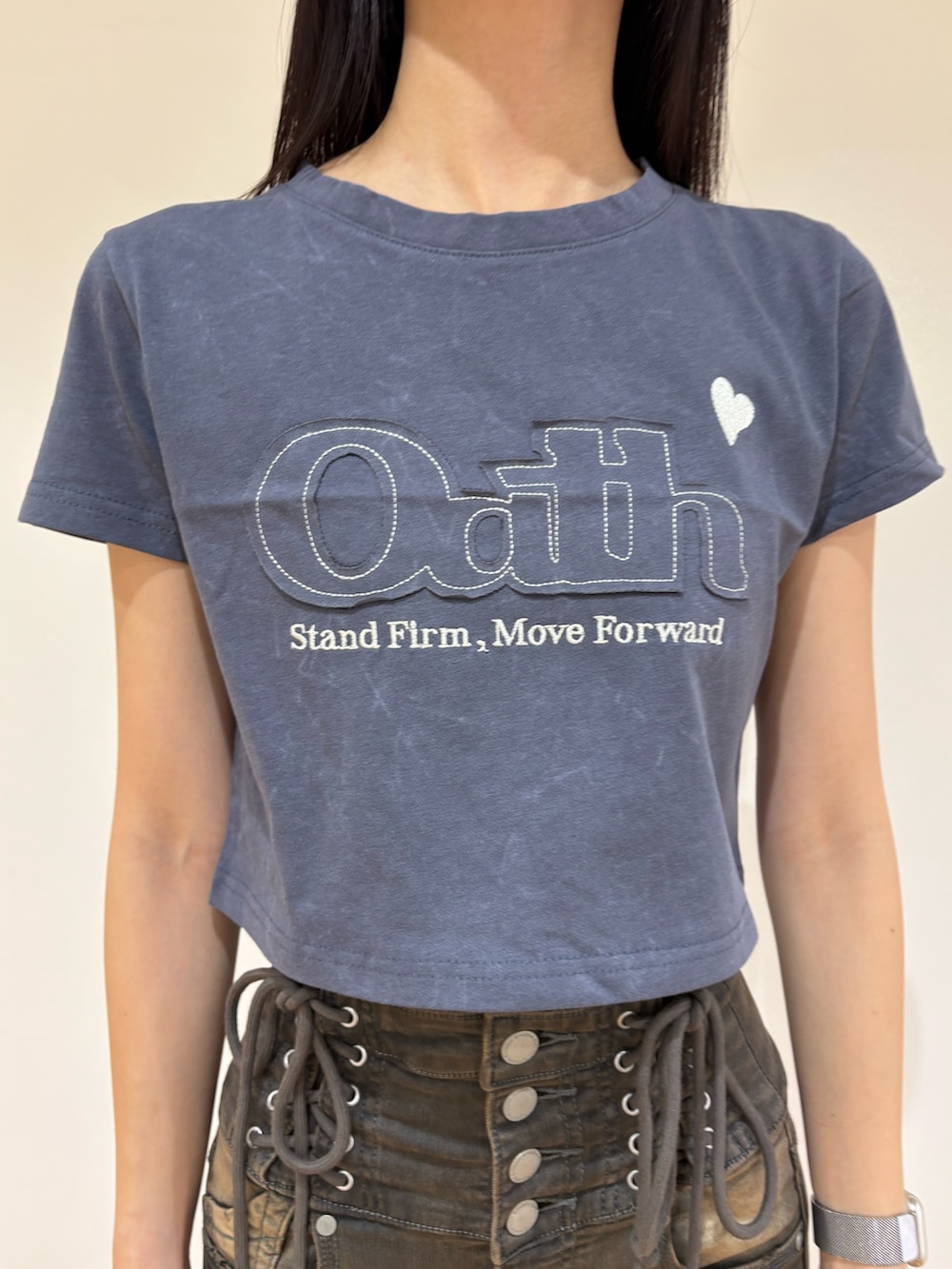 ブルー系のTシャツ/カットソー、グレー系のデニムパンツ、ブラック系のサンダルを着用したレディースの夏コーディネートの4枚目の写真