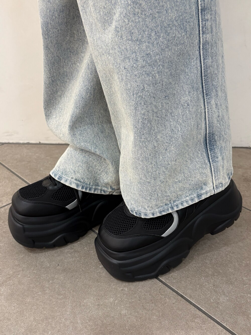 グレー系のTシャツ/カットソー、ブルー系のデニムパンツ、ブラック系のスニーカーを着用したレディースの夏コーディネートの6枚目の写真