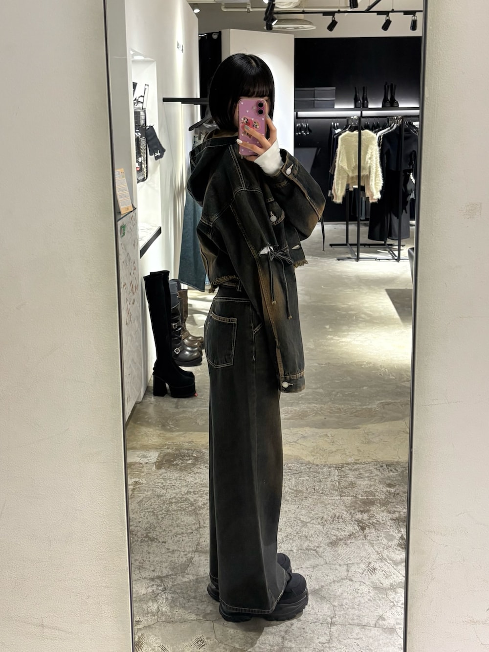 ブルー系のデニムジャケット、ホワイト系のTシャツ/カットソー、ブルー系のデニムパンツを着用したレディースの冬コーディネートの2枚目の写真