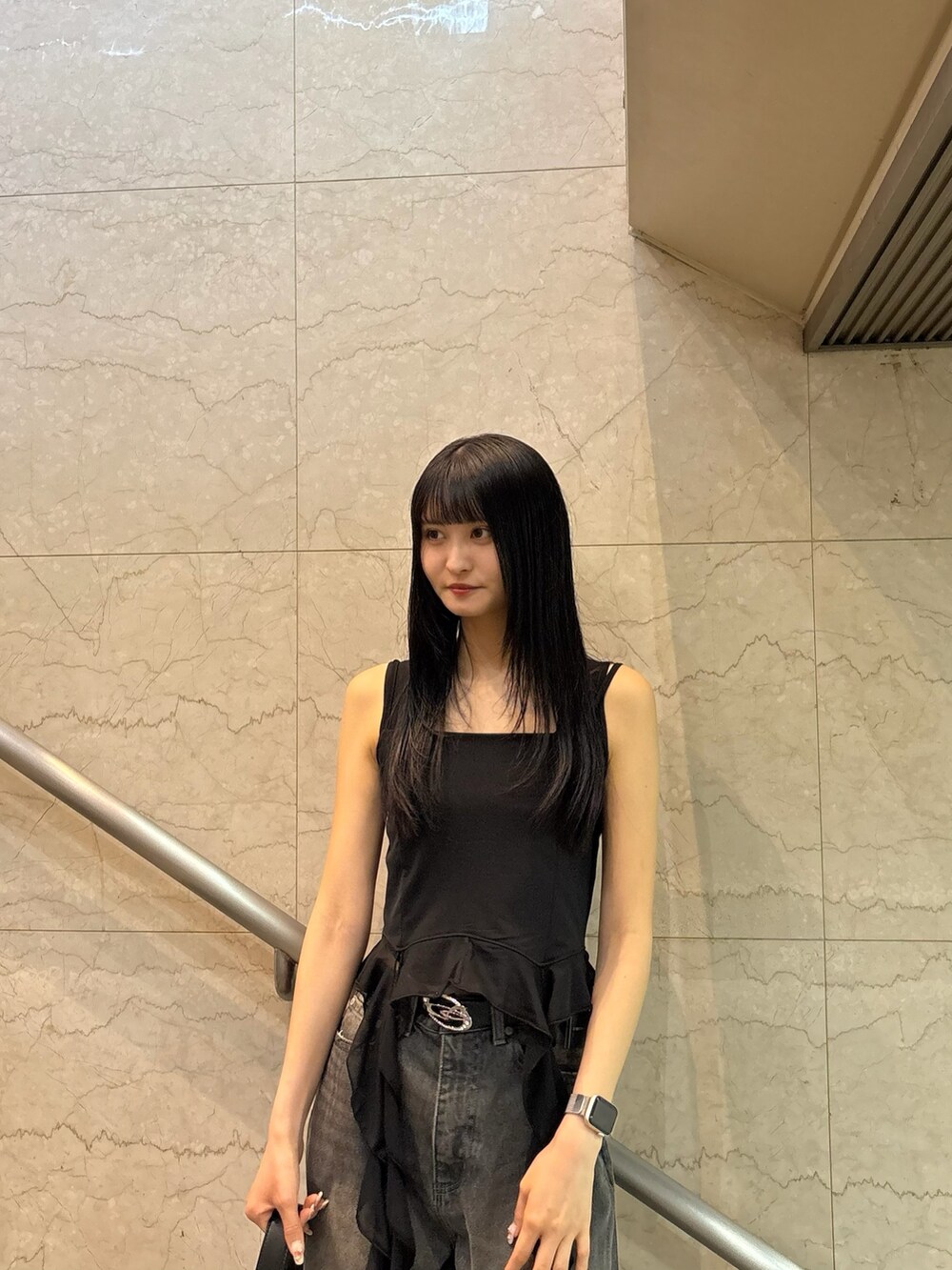 ブラック系のTシャツ/カットソー、ブラック系のニット/セーター、ブラック系のデニムパンツを着用したレディースの春コーディネートの4枚目の写真