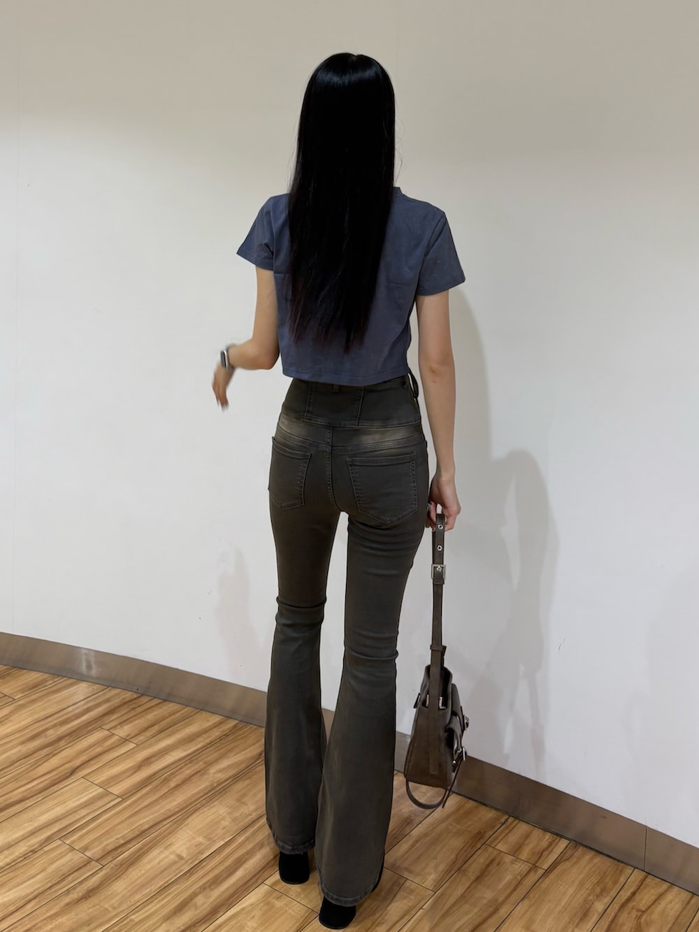 ブルー系のTシャツ/カットソー、グレー系のデニムパンツ、ブラック系のサンダルを着用したレディースの夏コーディネートの3枚目の写真