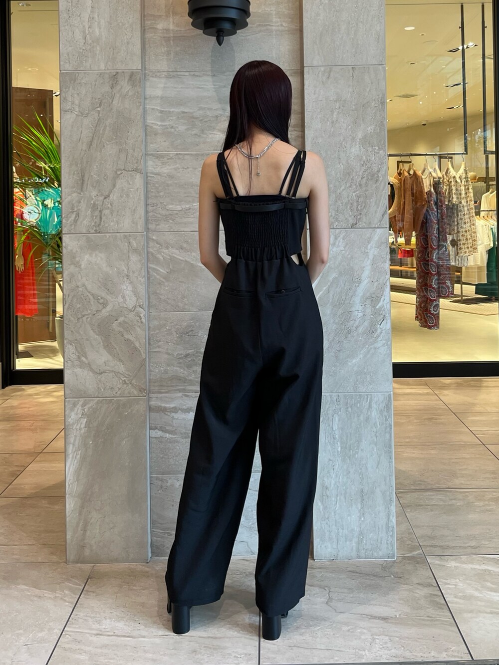 ブラック系のつなぎ/オールインワン、シルバー系のハンドバッグ、ブラック系のサンダルを着用したレディースの夏コーディネートの3枚目の写真