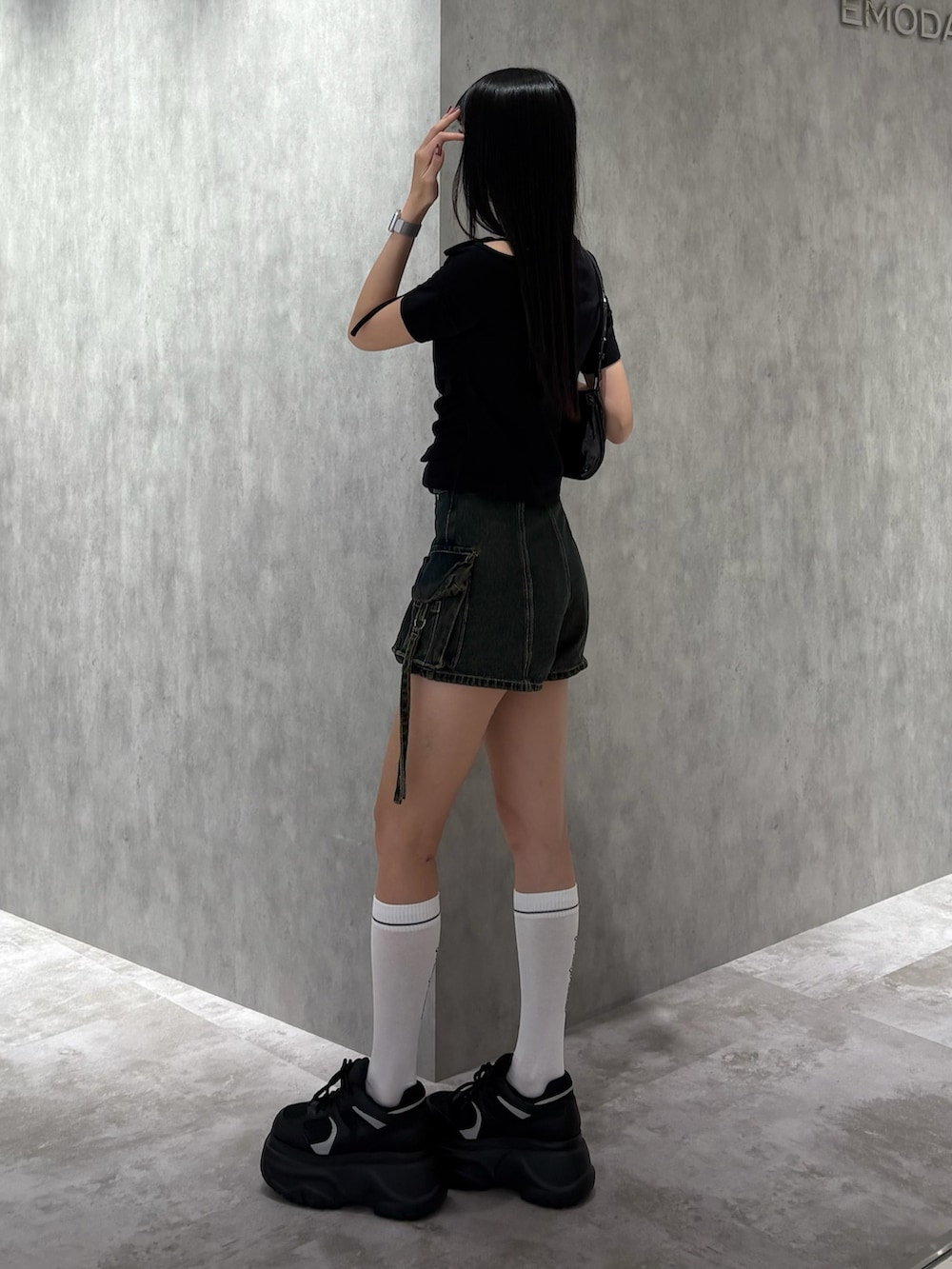 ブラック系のTシャツ/カットソー、ブルー系のその他パンツ、ブラック系のスニーカーを着用したレディースの春コーディネートの2枚目の写真