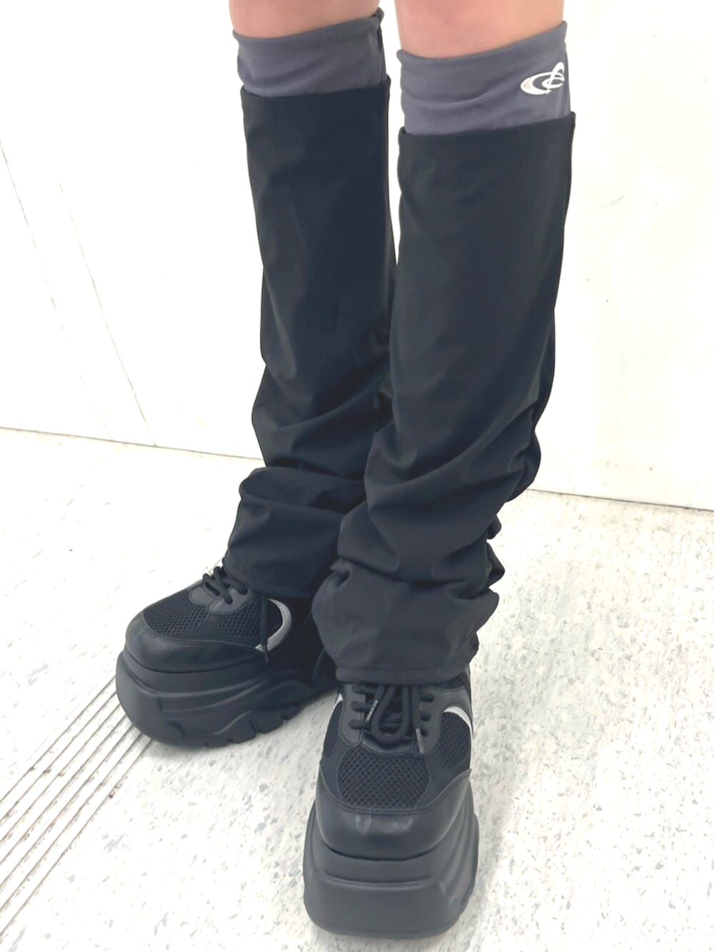 ブラック系のブルゾン、ブラック系のスカート、ブラック系のスニーカーを着用したレディースの春コーディネートの8枚目の写真