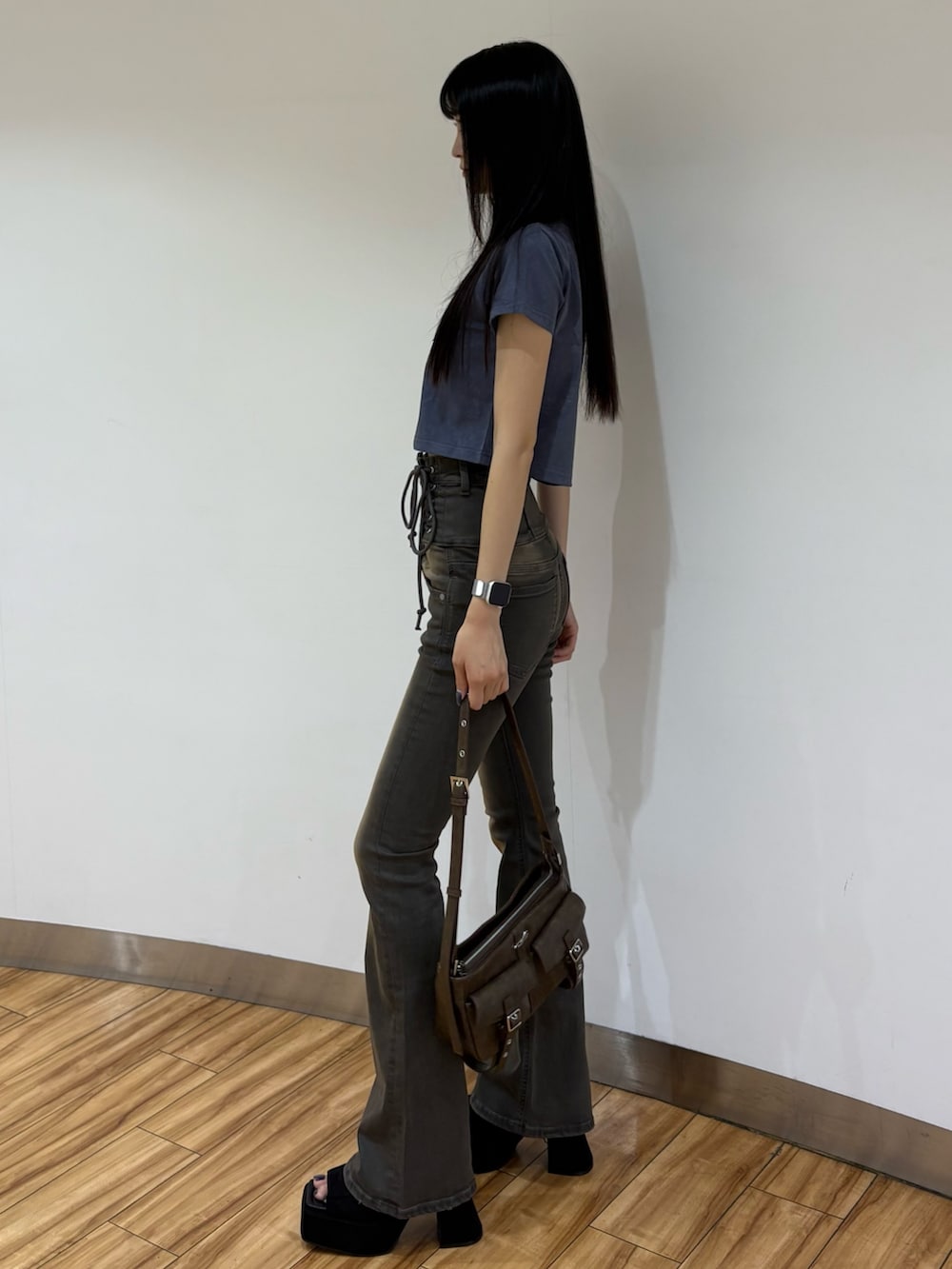 ブルー系のTシャツ/カットソー、グレー系のデニムパンツ、ブラック系のサンダルを着用したレディースの夏コーディネートの2枚目の写真