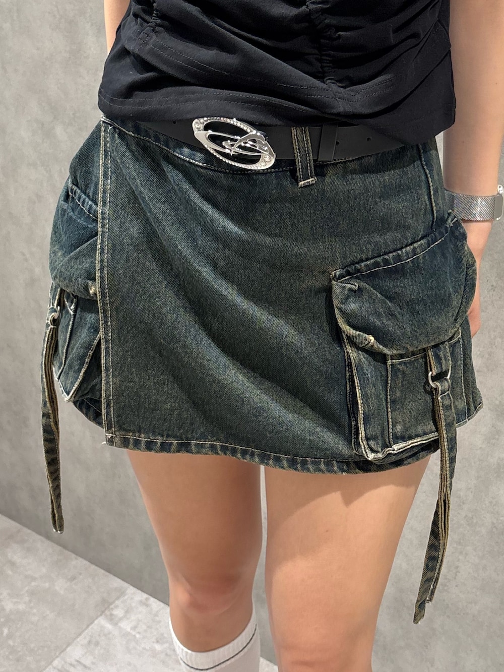 ブラック系のTシャツ/カットソー、ブルー系のその他パンツ、ブラック系のスニーカーを着用したレディースの春コーディネートの5枚目の写真