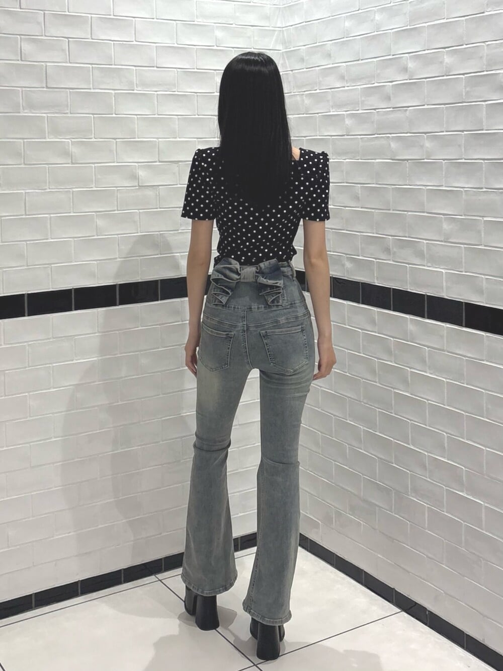 その他のTシャツ/カットソー、ブルー系のデニムパンツ、ブラック系のサンダルを着用したレディースの夏コーディネートの3枚目の写真