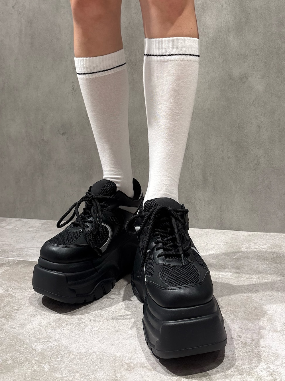 ブラック系のTシャツ/カットソー、ブルー系のその他パンツ、ブラック系のスニーカーを着用したレディースの春コーディネートの7枚目の写真